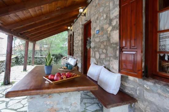 Mariolata Stone House Villa Lílaia Exterior foto